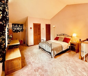 1 habitación, escritorio, tabla de planchar con plancha y cuna de viaje