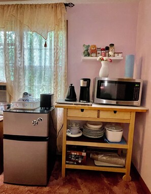 Refrigerador, microondas, cafetera/tetera, tetera/pava eléctrica