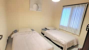Camera familiare con letto matrimoniale o 2 letti singoli, balcone, vista città | Ferro/asse da stiro, Wi-Fi gratuito