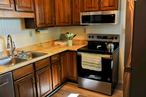 Fridge, microwave, oven, stovetop - 3-BR + Firepit, Coffee Bar & Grill (Bourbon)