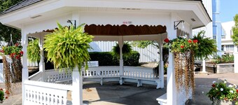 3-BR + Firepit, Coffee Bar & Grill