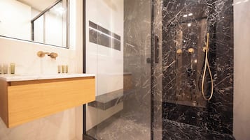 Apartamento | Banheiro | Secador de cabelo, toalhas de banho, shampoo