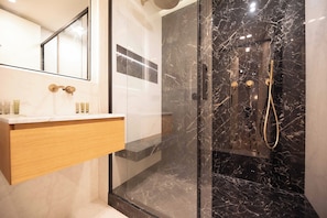 Apartamento | Banheiro | Secador de cabelo, toalhas de banho, shampoo