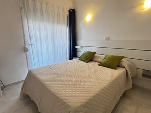 2 عدّة غرف نوم ومكواة/لوح كي وخدمة الإنترنت وملاءات أسرّة