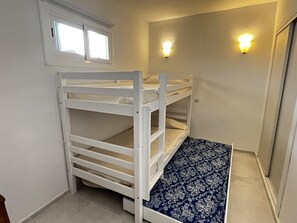 2 室のベッドルーム、アイロン / アイロン台、インターネット、ベッドシーツ