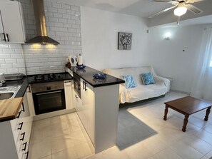 ثلاجة، ميكروويف، فرن، ماكينة لصنع القهوة/الشاي