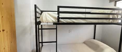 2 slaapkamers, een strijkplank/strijkijzer, internet