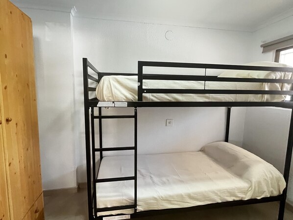2 bedrooms, iron/ironing board, Internet