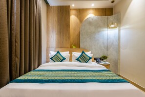 Quarto casal superior, vista para a cidade | Cofres nos quartos, ferros/tábuas de passar roupa, Wi-Fi de cortesia