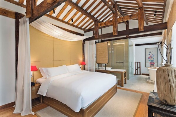 جناح تنفيذي - سرير ملكي مع أريكة سرير - بشرفة - في الطابق الأوسط | منطقة المعيشة | تلفزيون