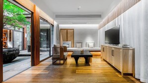 Un salon moderne avec un canapé, une table basse et un téléviseur.