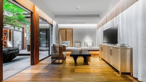Executive Suite, 1 King Bed with Sofa bed, Balcony, Mezzanine | In-room safe, individually decorated, individually furnished