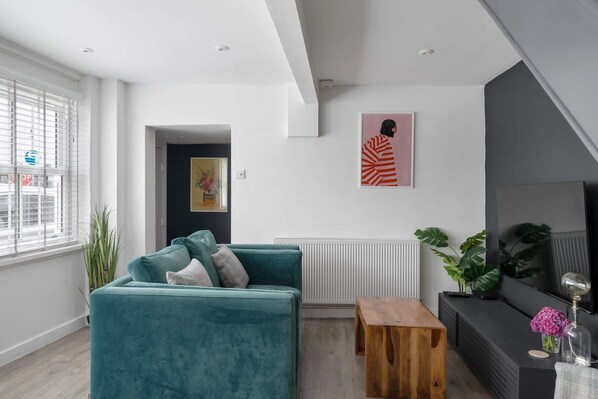 TV - Modern Cottage in Central Exeter (Devon)