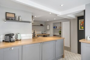 Fridge, microwave, oven, stovetop - Modern Cottage in Central Exeter (Devon)