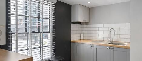 Kjøleskap, mikrobølgeovn, ovn og kokeplater