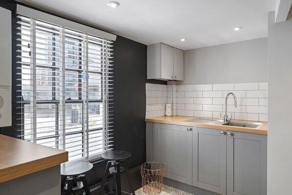 Fridge, microwave, oven, stovetop - Modern Cottage in Central Exeter (Devon)