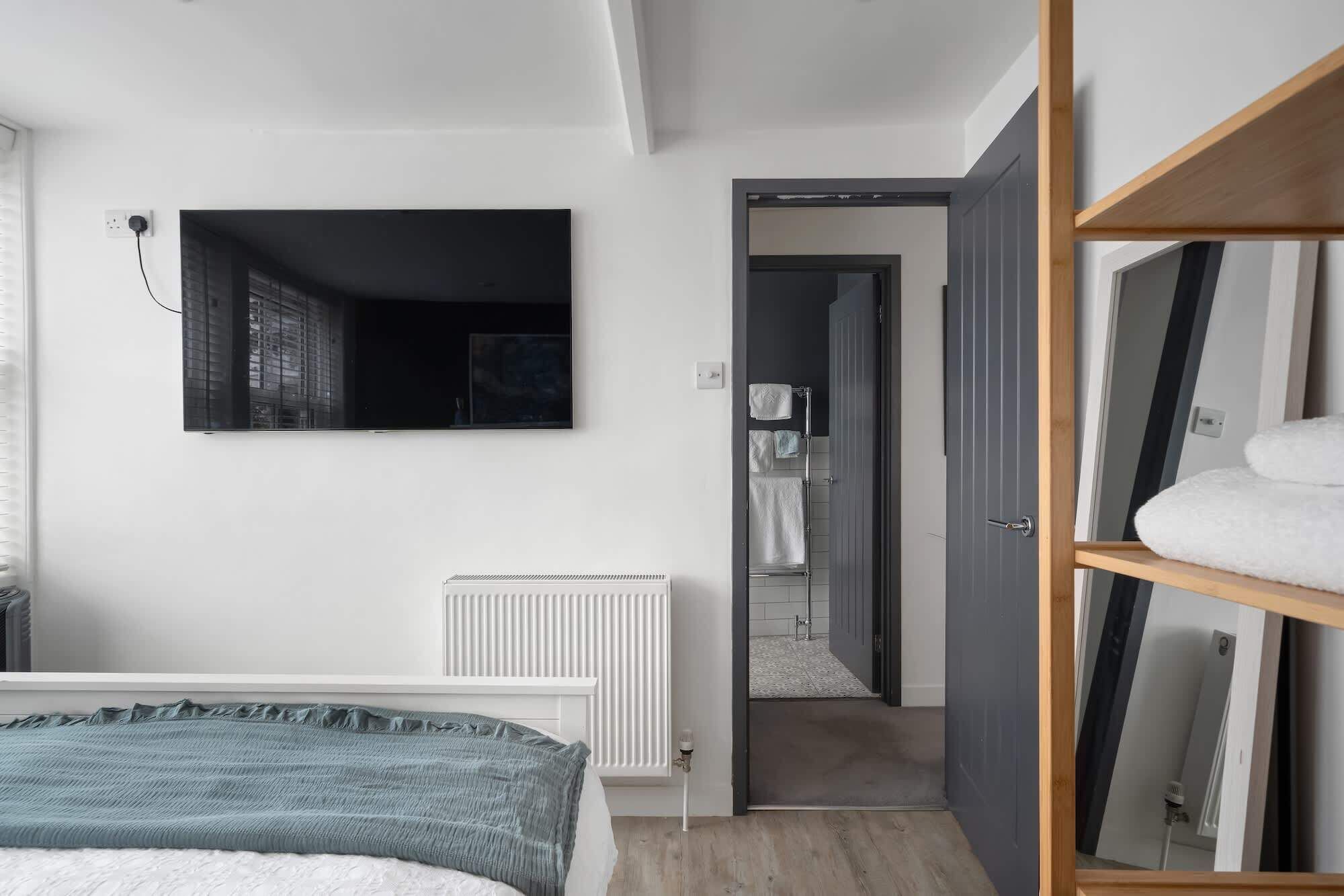 1 bedroom, desk, iron/ironing board, WiFi