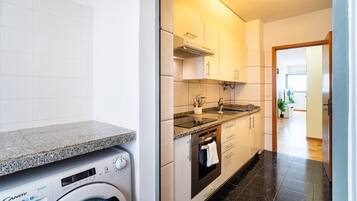 Fridge, microwave, oven, coffee/tea maker