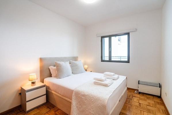 2 bedrooms, iron/ironing board, internet, bed sheets