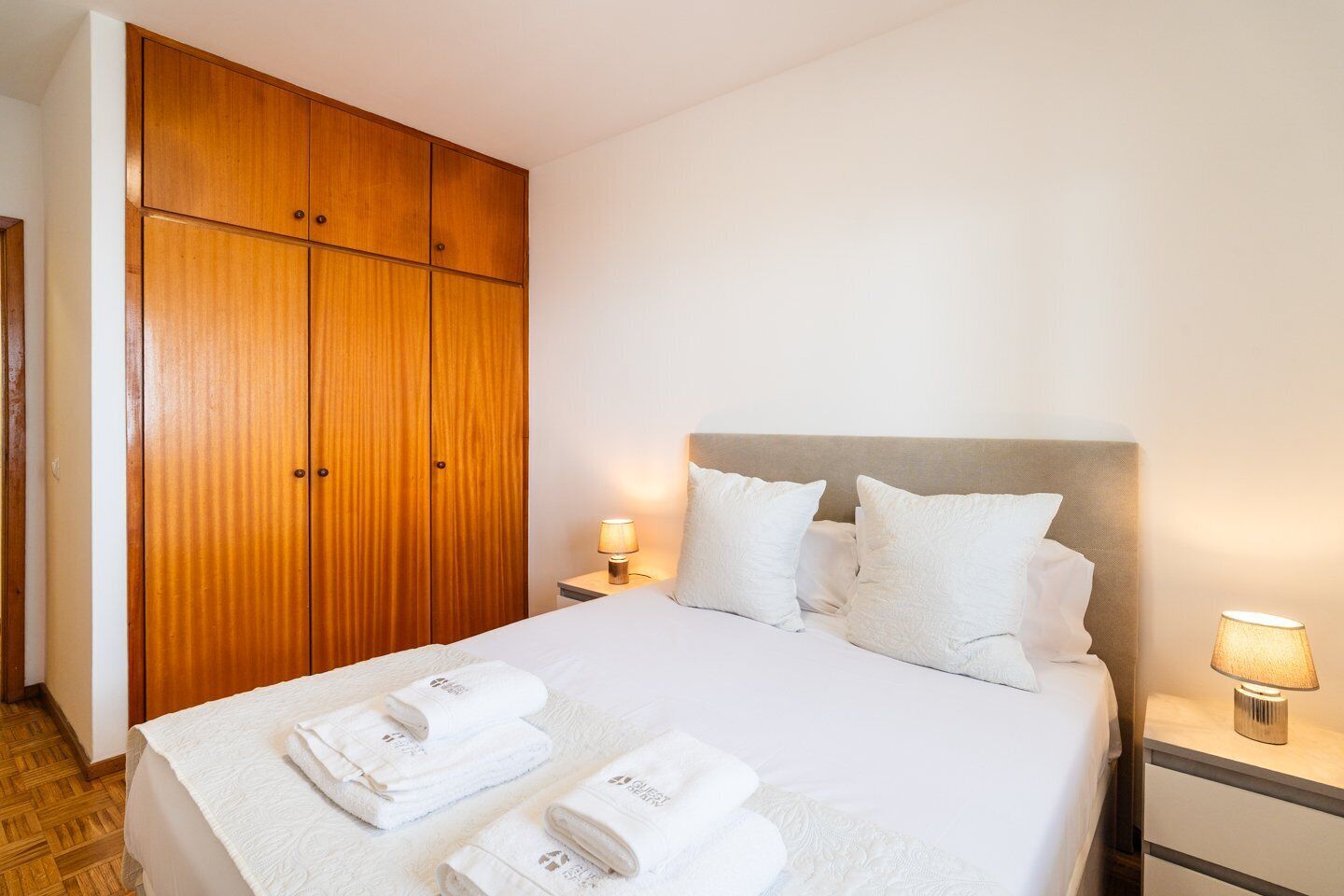 2 habitaciones, tabla de planchar con plancha, internet y ropa de cama 