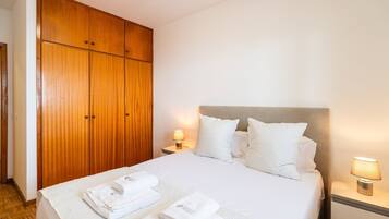 2 bedrooms, iron/ironing board, internet, bed sheets