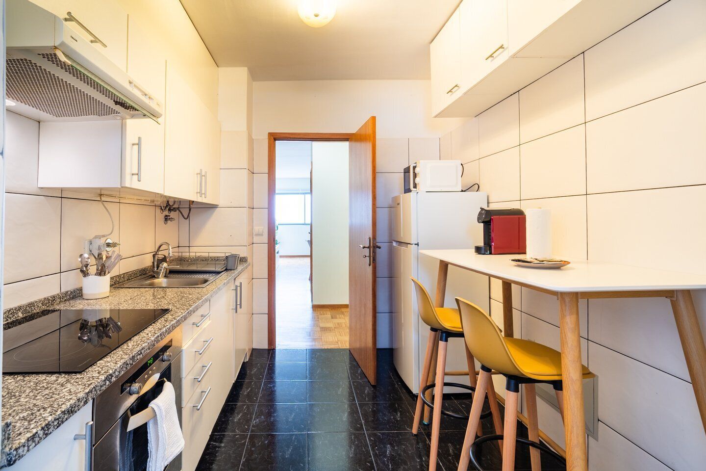 Refrigerador, microondas, horno y cafetera y tetera 