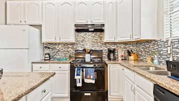 雪櫃、微波爐、焗爐、爐具