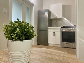 Loft básico, para no fumadores, cocina | Cocina privada | Refrigerador con congelador, microondas, horno y parrilla de estufa