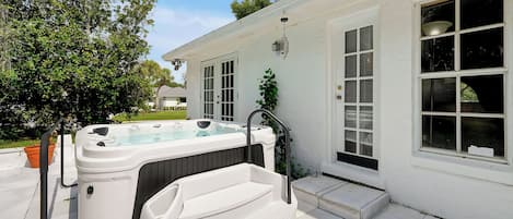 Outdoor spa tub