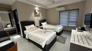 Chambre exécutive avec lits jumeaux | Bureau, espace de travail pour ordinateurs portables