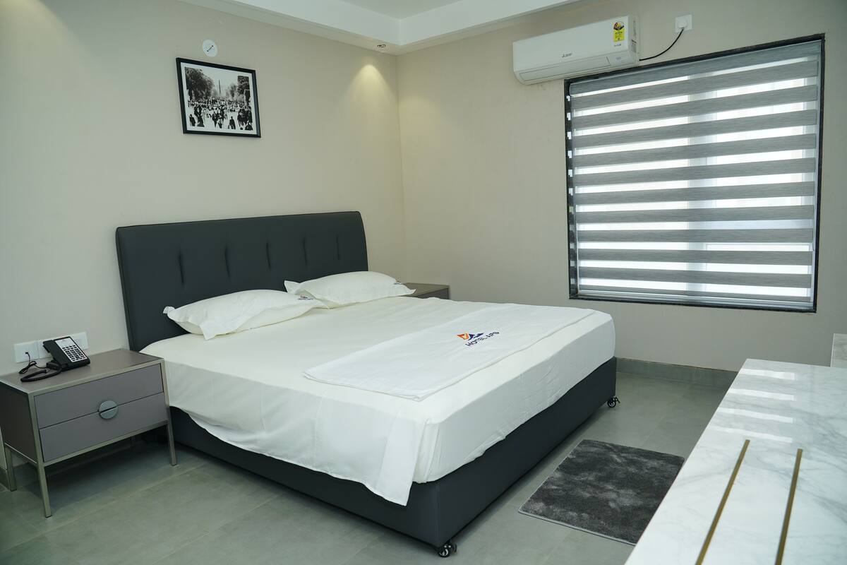 Luxury Suite | Desk, laptop workspace, free WiFi