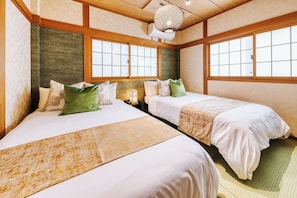 4 bedrooms, iron/ironing board, WiFi, bed sheets