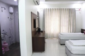 Executive Quadruple Room, Air conditioning | Hypo-allergenic bedding, desk, soundproofing, free WiFi - Hotel Sai Shubham Shirdi (Shirdi)
