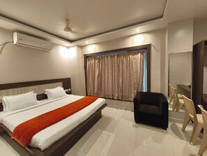 Hypo-allergenic bedding, desk, soundproofing, free WiFi