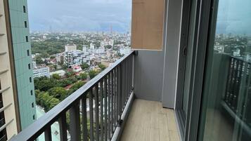 Deluxe Apartment, 2 Bedrooms, Kitchen, City View | Terrace/patio