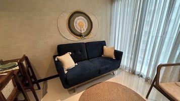 Deluxe Apartment, 2 Bedrooms, Kitchen, City View | Living area