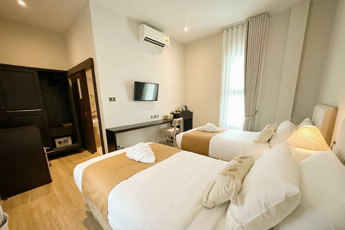 Superior Twin Room | Desk, free WiFi, bed sheets