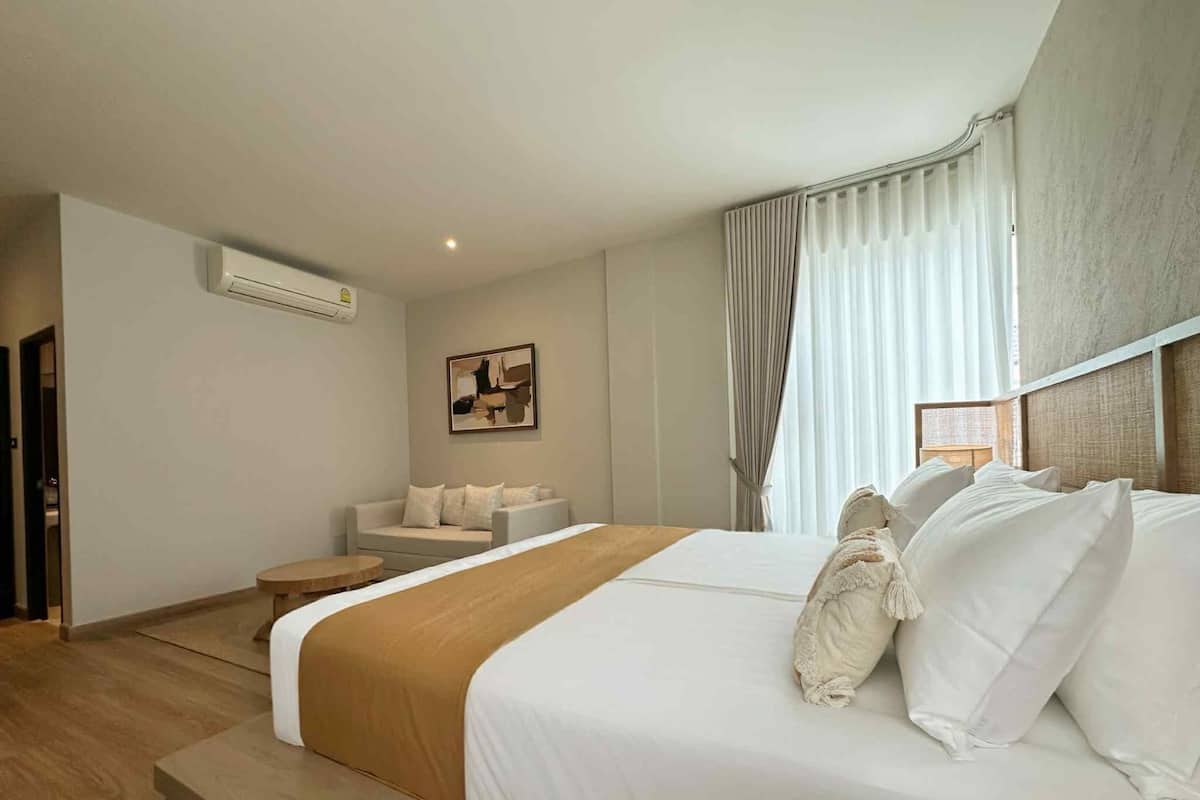 Junior Double Room | Desk, free WiFi, bed sheets