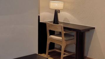Deluxe Double Room | Desk, free WiFi, bed sheets