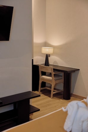 Deluxe Double Room | Desk, free WiFi, bed sheets