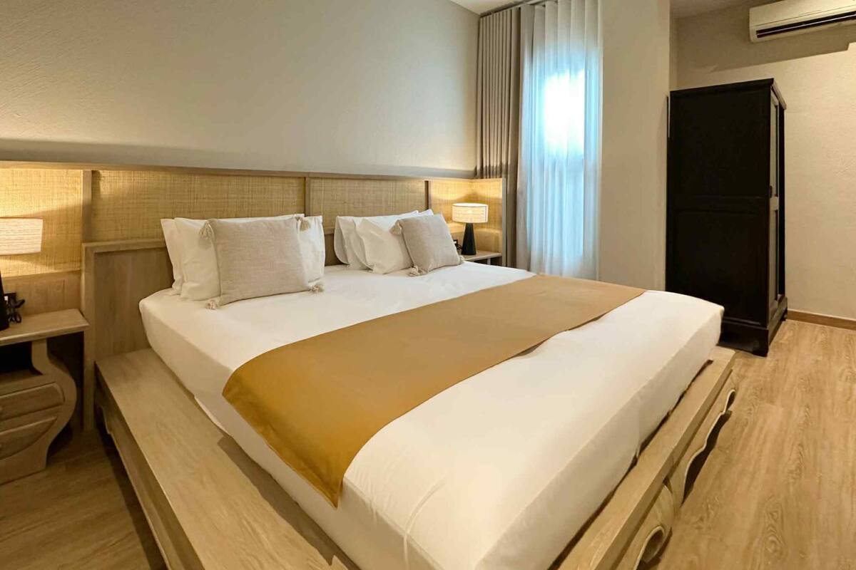 Deluxe Double Room | Desk, free WiFi, bed sheets
