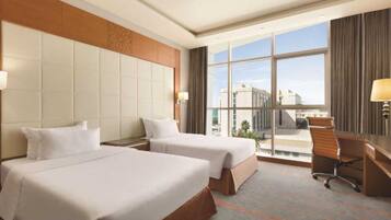 Escritorio, tabla de planchar con plancha, wifi gratis y ropa de cama