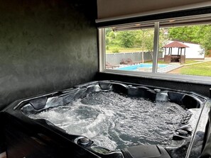 Private spa tub