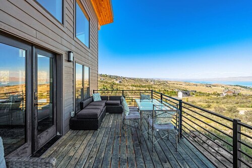 The Overlook | BBQ + Stunning Lake Views + Games