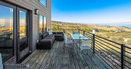 The Overlook | BBQ + Stunning Lake Views + Games