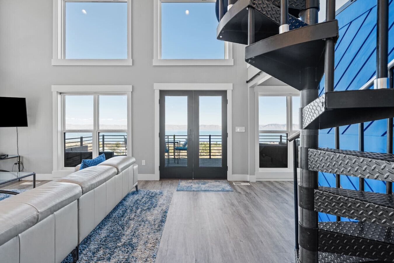 Smart-TV, Tischtennisplatte, Bücher