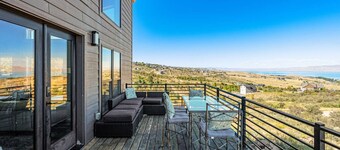 The Overlook | BBQ + Stunning Lake Views + Games