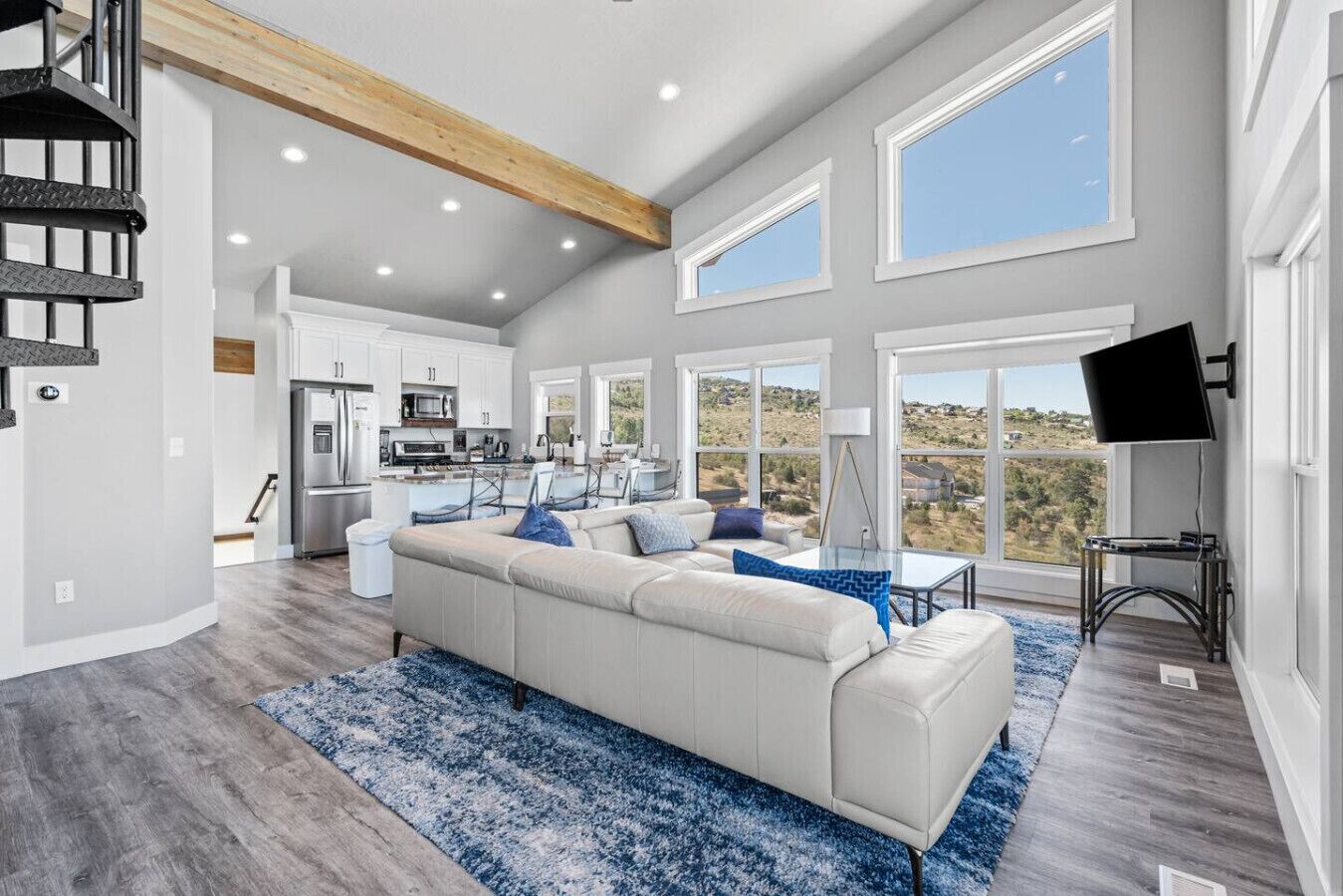 TV connectée, table de tennis de table, livres