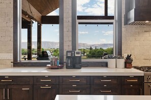 冷蔵庫、電子レンジ、オーブン、コンロ