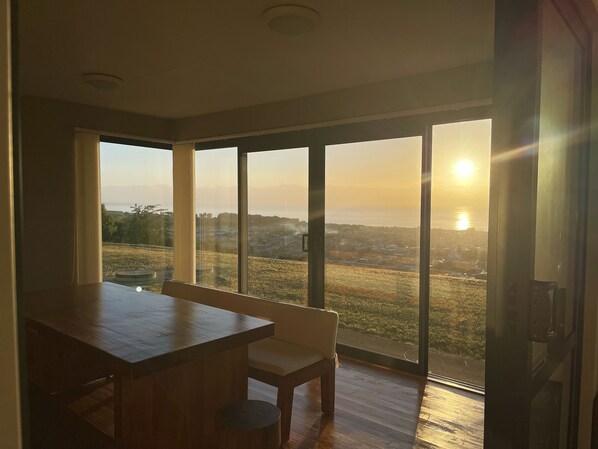 Dining - Family-Fun Villa, Moonrise & Sunrise! Kids' Slide Bed! Ocean & Town Views 5-Beds (Oamaru)